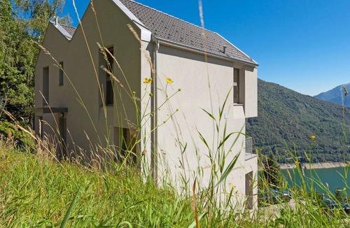 Mergoscia Apartment | Cosy apartment for 4 people with WIFI, TV, patio, pets allowed, panoramic view and parking
