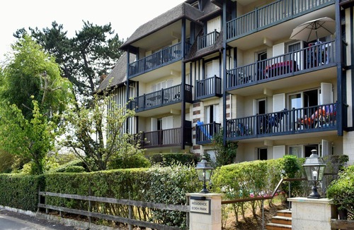 Benerville-sur-Mer Apartment | Cosy apartment for 4 guests with WIFI, TV, balcony and panoramic view
