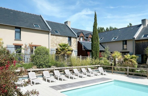 Cancale Apartment | Cosy apartment for 4 people with WIFI, pool, TV, terrace and pets allowed