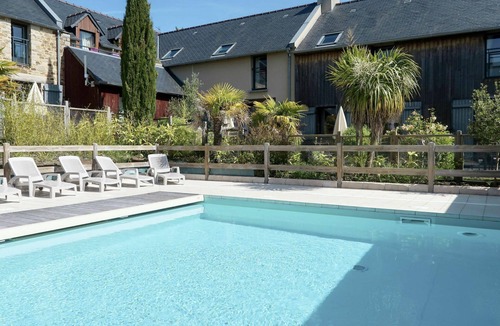 Cancale Apartment | Cosy apartment for 4 people with WIFI, pool, TV, terrace and pets allowed