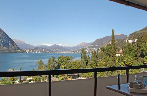 Bissone Apartment | Cosy apartment for 4 guests with A/C, WIFI, pool, TV, balcony and panoramic view