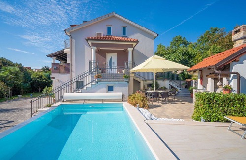 Sarsoni Apartment | Cosy apartment for 4 guests with WIFI, pool, A/C, TV, patio and panoramic view
