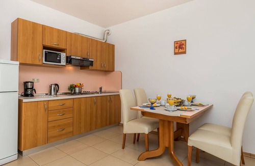 Rab Town Apartment | Cosy apartment for 4 guests with WIFI, A/C, pool, TV and patio