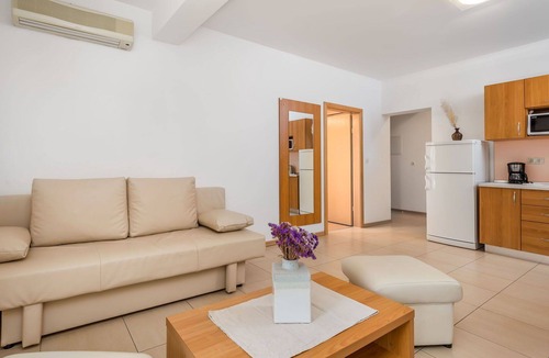 Rab Town Apartment | Cosy apartment for 4 guests with WIFI, A/C, pool, TV and patio