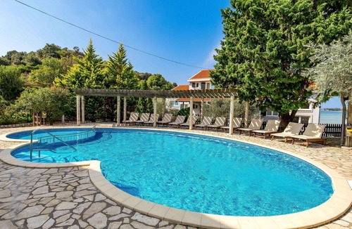 Rab Town Apartment | Cosy apartment for 4 guests with WIFI, A/C, pool, TV and patio
