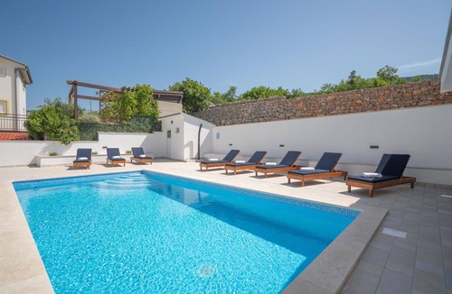 Klenovica Apartment | Cosy apartment for 4 guests with WIFI, A/C, pool, TV and terrace