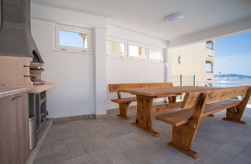 Klenovica Apartment | Cosy apartment for 4 guests with WIFI, A/C, pool, TV and terrace