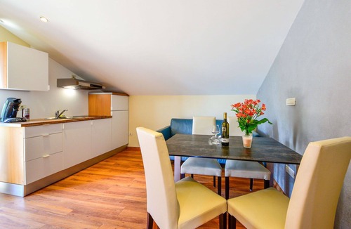 Sarsoni Apartment | Cosy apartment for 4 people with WIFI, A/C, pool, TV, patio and panoramic view