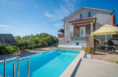 Sarsoni Apartment | Cosy apartment for 4 people with WIFI, A/C, pool, TV, patio and panoramic view