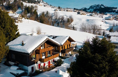 Amden Apartment | Cosy apartment for 4 people with WIFI, TV, balcony, pets allowed and parking