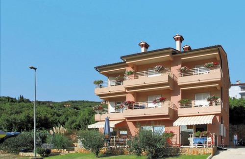 Rabac Apartment | Cosy apartment for 4 people with pool, WIFI, A/C, TV, terrace and pets allowed