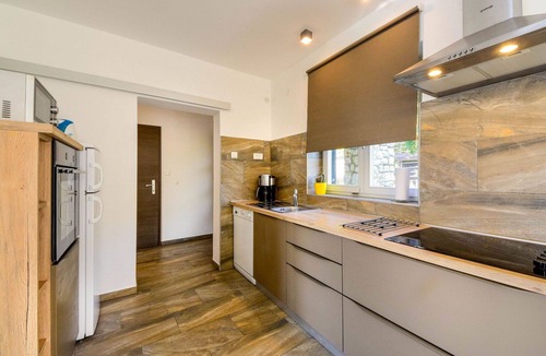 Omisalj Apartment | Cosy apartment for 5 guests with A/C, WIFI, TV, terrace and pets allowed