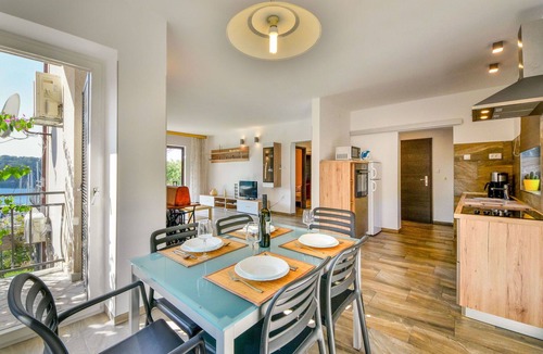 Omisalj Apartment | Cosy apartment for 5 guests with A/C, WIFI, TV, terrace and pets allowed