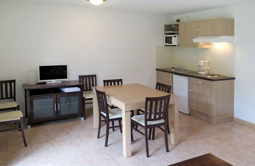 Barbaste Apartment | Cosy apartment for 6 guests with WIFI, pool, TV, terrace, pets allowed and parking