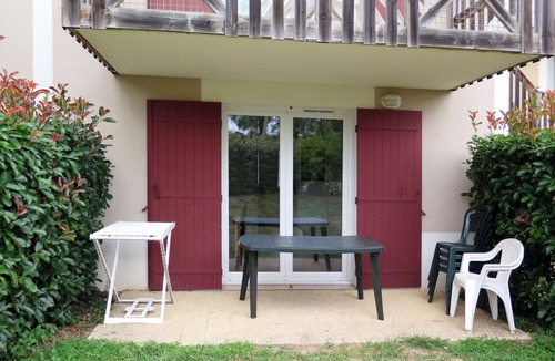 Barbaste Apartment | Cosy apartment for 6 guests with WIFI, pool, TV, terrace, pets allowed and parking