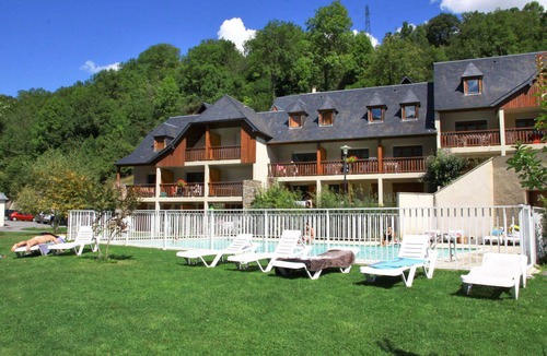 Peyragudes Apartment | Cosy apartment for 6 guests with WIFI, pool, TV, terrace, pets allowed and parking
