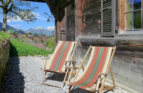 Saanenmoeser Apartment | Cosy apartment for 6 people with WIFI, patio, panoramic view and parking