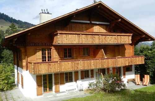 Saanenmoeser Apartment | Cosy apartment for 6 people with WIFI, TV, balcony, pets allowed and parking