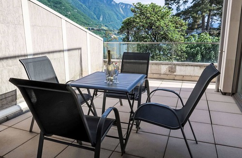 Montreux Apartment | Cosy apartment for 7 guests with pool, WIFI, A/C, TV, terrace and panoramic view