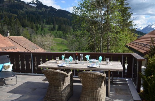 Saanenmoeser Apartment | Cosy apartment for 8 people with WIFI, TV and balcony