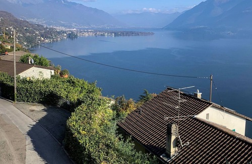 Porto Ronco Apartment | Cosy apartment for 4 guests with WIFI, TV, terrace, pets allowed, panoramic view and parking