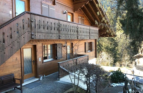 Zweisimmen Apartment | Cosy apartment for 4 guests with WIFI and balcony