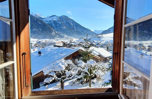 Zweisimmen Apartment | Cosy apartment for 7 guests with WIFI, TV and balcony