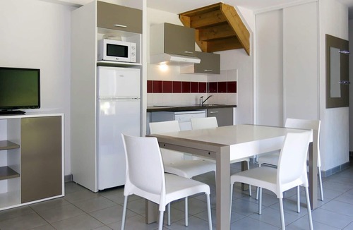 Auberville Apartment | Cosy apartment for 6 guests with WIFI, TV, terrace, pets allowed and parking