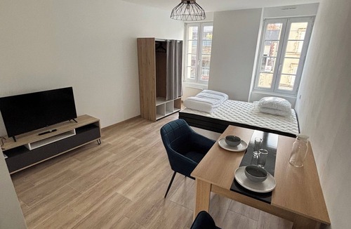 Laval Apartment | Cosy apartment - heart of Laval