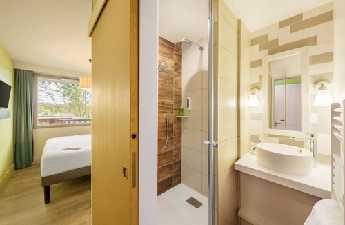 Bailly-Romainvilliers House | Cosy apartment in villa for 4 guests with pool, WIFI, TV, balcony, panoramic view and parking