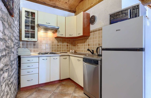 Pinezici House | Cosy apartment in villa for 4 people with A/C, pool, WIFI, TV, terrace and pets allowed