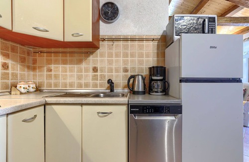 Pinezici House | Cosy apartment in villa for 4 people with A/C, pool, WIFI, TV, terrace and pets allowed