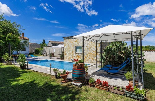 Pinezici House | Cosy apartment in villa for 4 people with A/C, pool, WIFI, TV, terrace and pets allowed