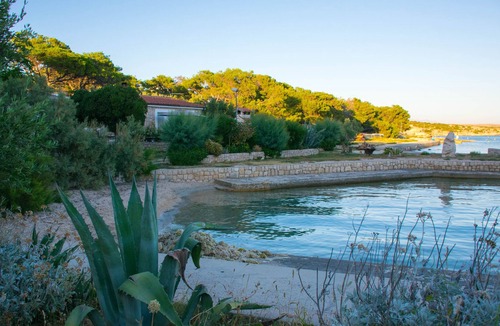 Kosljun Apartment | Cosy Apartment Rino , only 30m from the sea, island Pag