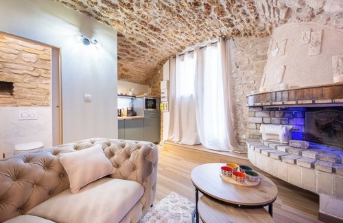 Gargenville Apartment | Cosy apartment with stone vault and whirlpool bath.
