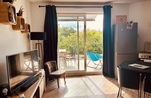 Peret Apartment | Cosy apartment with garden + swimming pool