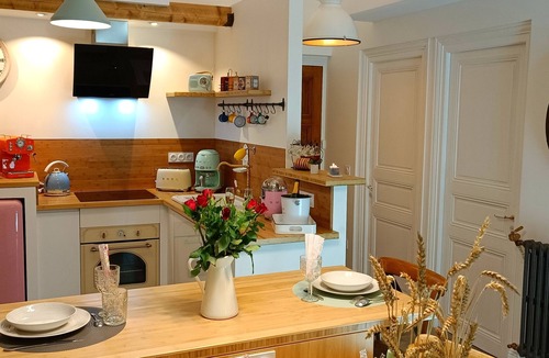 Quartier du chateau Apartment | Cosy apartment with whirlpool bath in bedroom and catamaran net