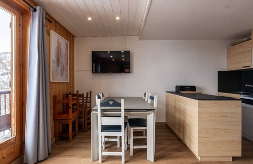 Saint-Sorlin-d'Arves Apartment | Cosy apt 8 ppl, mountain view, pool, parking