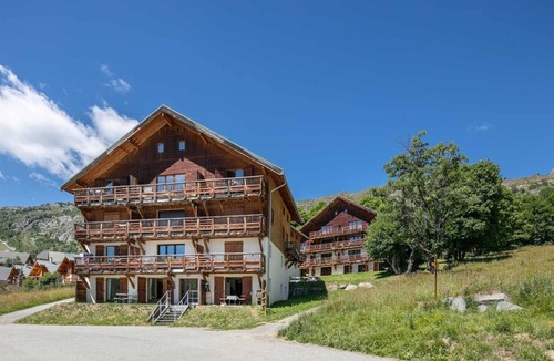 Saint-Sorlin-d'Arves Apartment | Cosy apt 8 ppl, mountain view, pool, parking