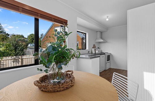 Tauranga House | "Cosy Board and Batten Home"