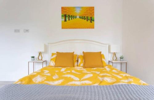 Ealing Apartment | Cosy bright & large 4 bedroom Flat With parking