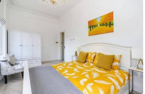 Ealing Apartment | Cosy bright & large 4 bedroom Flat With parking