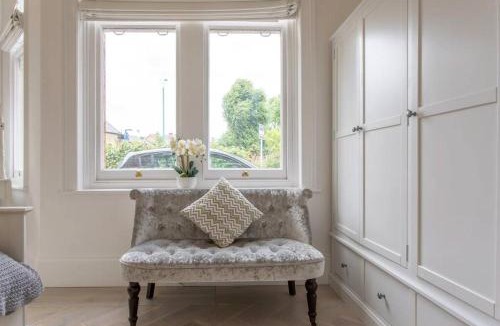 Ealing Apartment | Cosy bright & large 4 bedroom Flat With parking