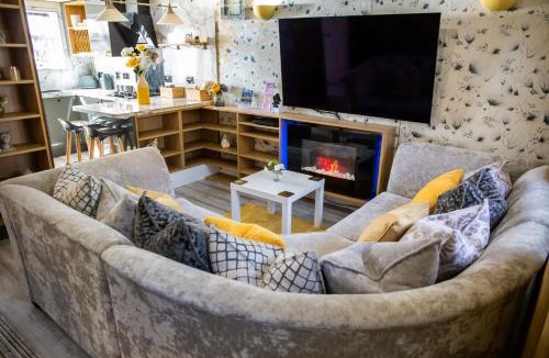 Wolverhampton Apartment | Cosy Cabin-Style Home - Work & Leisure