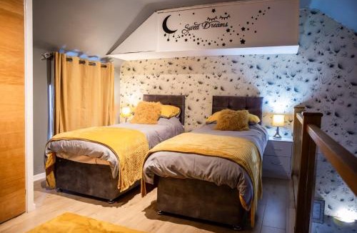 Wolverhampton Apartment | Cosy Cabin-Style Home - Work & Leisure