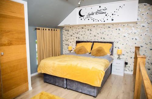 Wolverhampton Apartment | Cosy Cabin-Style Home - Work & Leisure