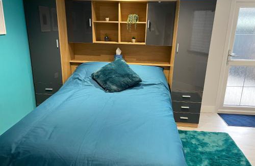 Bircotes Apartment | Cosy cabin with private bathroom