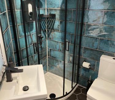 Bircotes Apartment | Cosy cabin with private bathroom