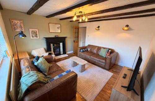 Kidsgrove House | Cosy Canalside Cottage