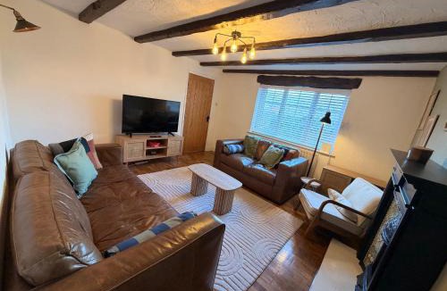 Kidsgrove House | Cosy Canalside Cottage